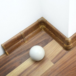 2,5m Fussleiste PVC 62mm Eiche Verbrannt + Montagematerial Gratis