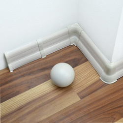 2,5m Fussleiste PVC 62mm Kieferweiss + Montagematerial Gratis